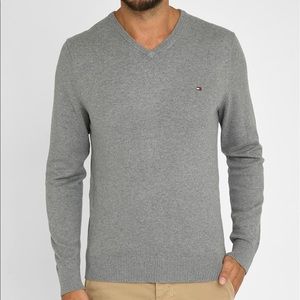 Tommy v-neck sweater in gray